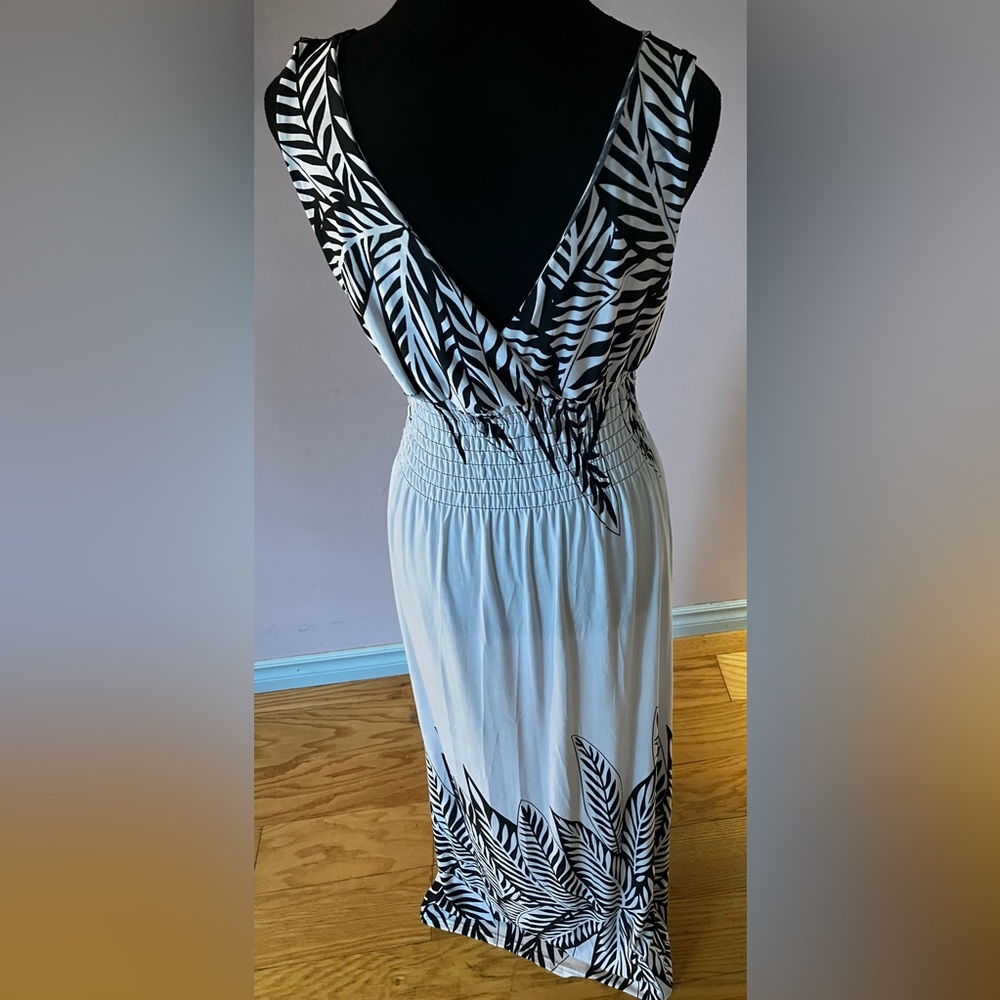 BNWT Beautiful Flowy B&W Maxi Dress size L - Picture 7 of 15